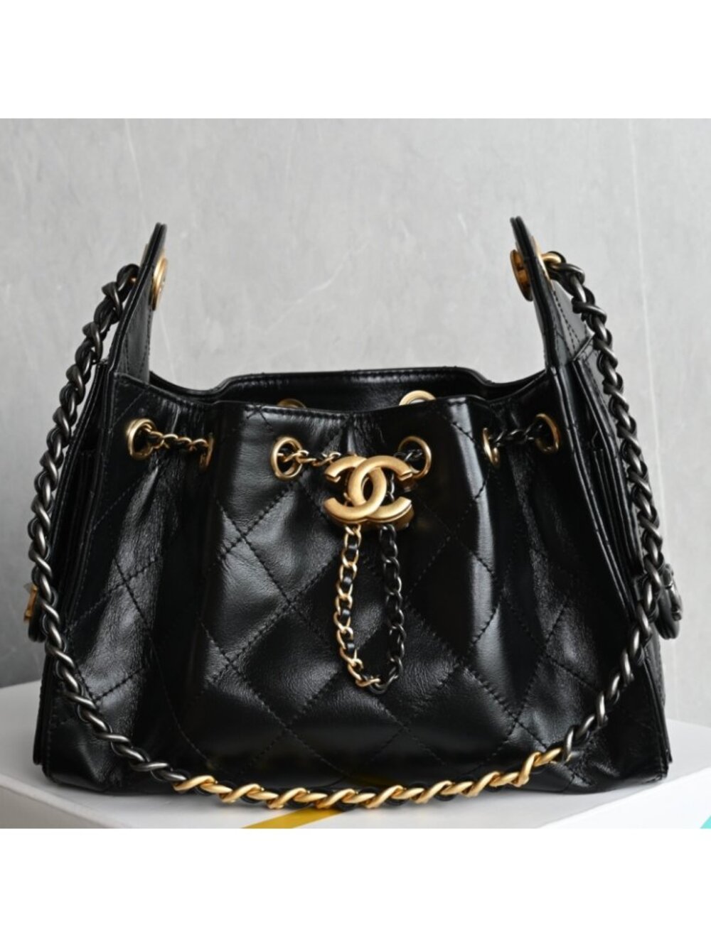 Chanel calfskin leather, black waxed leather, with chain shoulder strap, 26C Min